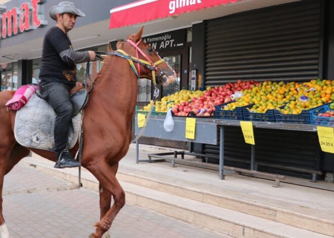 Yozgatlı kovboy her yere at sırtında gidiyor